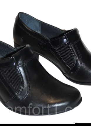 Глубокий женский кожаный туфель на каблуке цвет черный