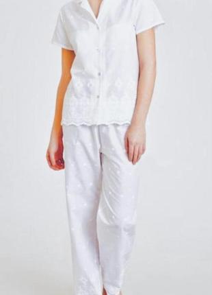 Пижама с вышивкой с короткими рукавами, белая. пижама с вышивкой