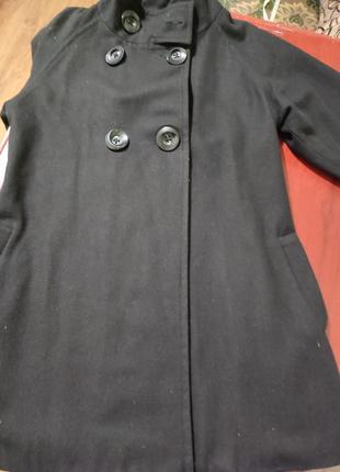 Короткое стильное черное пальто
