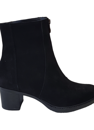 Ботинки женские замшевые на невысоком каблуке черного цвета