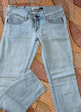 Светло-голубые джинсы r.marks