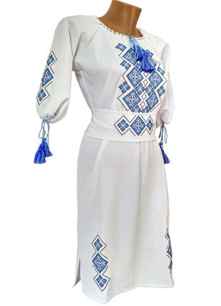 Женское вышитое платье средней длины в белом цвете с геометрич...