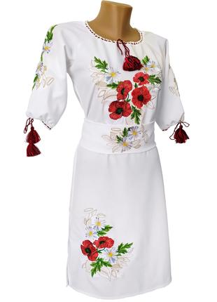 Вышитое женское платье до колен в белом цвете с цветочным орна...
