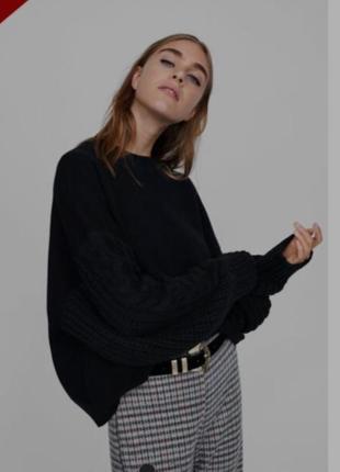 Черный теплый свитер с вязаными рукавами