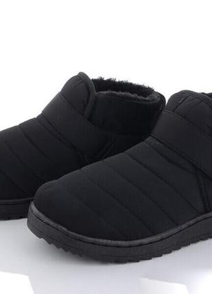 Черные короткие стеганые ботинки на липучке