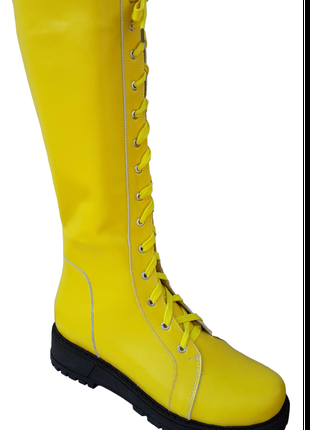Стильные кожаные сапоги женские желтого цвета со шнурком на ут...