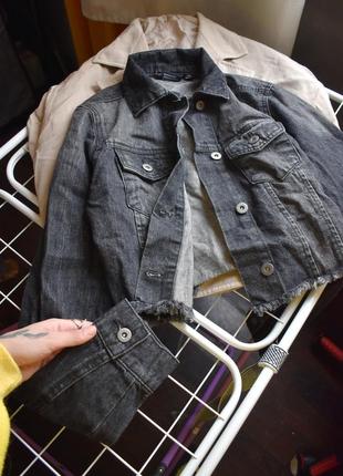 Стильная черно-серая джинсовая куртка на болтах urban