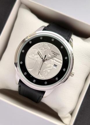 Женские наручные часы серебристого цвета с черным ремешком, от...