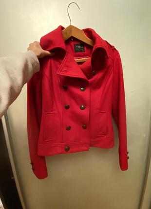 Червоне коротке пальто