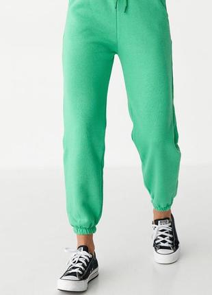 Теплые брюки женские зеленого цвета на флисе