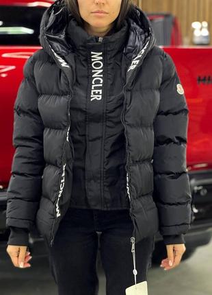 Женский пуховик в стиле moncler