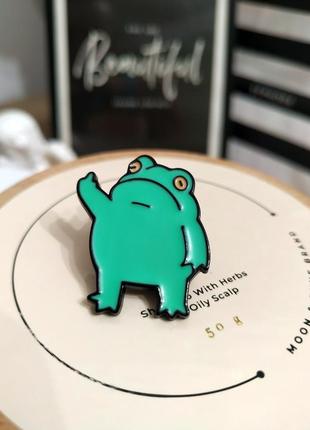 Пін жаба зелена значок жабка з пальцем брошка