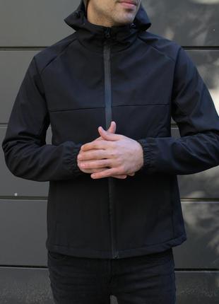 Чорна куртка soft shell на флісі
