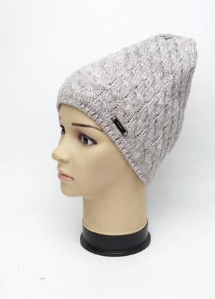 Женская вязаная зимняя шапка на флисе арт.41серобежевая