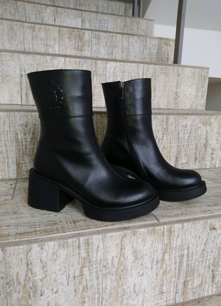 Стильні, практичні черевички з натуральної шкіри чорного кольору.