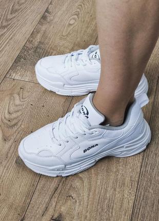 Белые женские спортивные кроссовки бренда bona