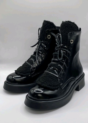 Стильні жіночі черевики з натуральної лак-шкіри чорного кольору.