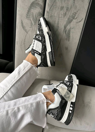 Louis Vuitton Trainer Sneaker White / Black
