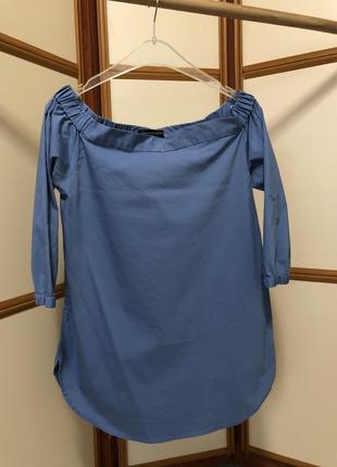 Голубая блуза с открытыми плечами