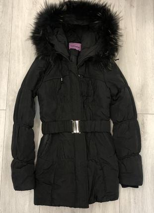 Женское пальто с утеплителем и капюшоном.