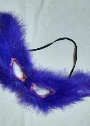 Маска карнавальная из перьев розово-фиолетовая на резинке