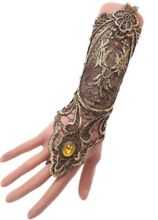 Перчатки с кружевными манжетами в стиле готический стимпанк.