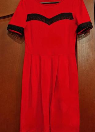 Красное платье с гипюром