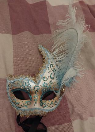 Венецианская маска синего цвета.