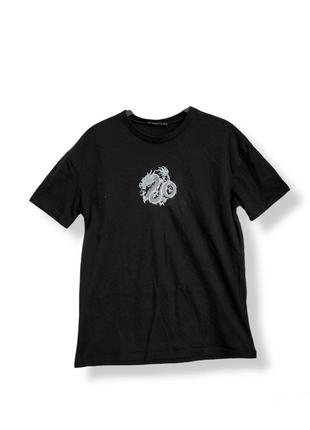 Трендовая черная женская футболка оверсайз с вышитым драконом