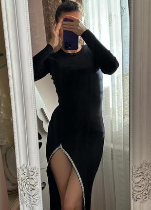 Шикарное черное нарядное платье с разрезом и камушками