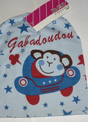 Детская тоненькая шапочка ОГ 44-46см обезьянка на машине голубая