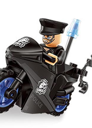 Фигурка полицейский на мотоцикле с наручниками