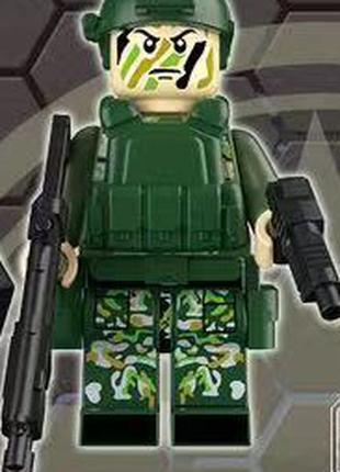 Фигурка военный спецназовец в зеленом камуфляже в каске с оружием