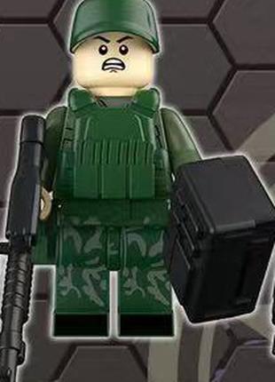 Фигурка военный спецназовец снайпер в зеленом камуфляже в фура...