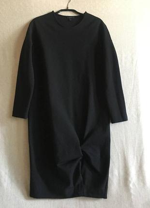 Лаконичное черное трикотажное платье кокон миди демисезон