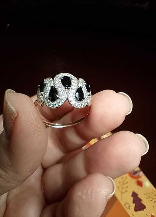 Золотое кольцо 19 размер с чёрными и белыми цирконами