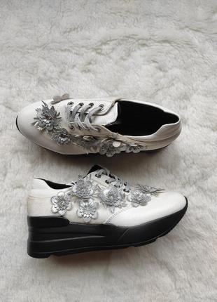 Белые кожаные туфли на платформе ботинки с серебряными цветочн...