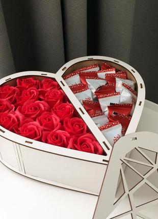 Подарок с мыльными розами и конфетами любимов для девушки