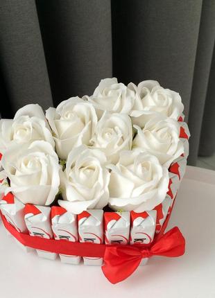 Подарунковий набір з цукерок "торт з кіндерів та білих троянд"...
