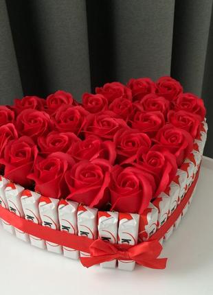Подарок, торт из киндеров и красных роз на праздник любимой де...