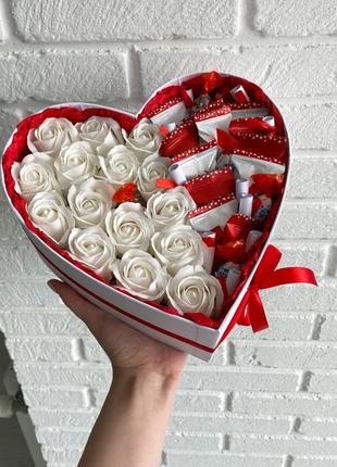 Подарочный бокс с розами и конфетами любимов для девушки