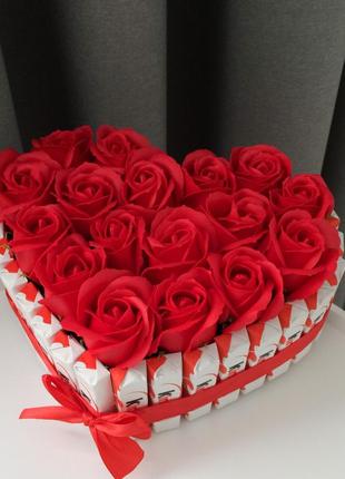 Подарочный набор "торт из киндеров и красных роз" жене, маме, ...