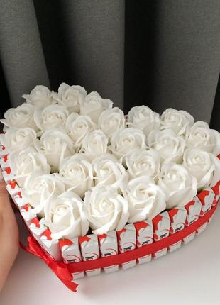 Подарок, торт из киндеров и белых роз на праздник любимой деву...