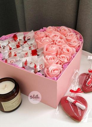 Подарок из роз, конфет раффаелло и мини-буено для девушки