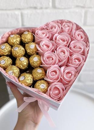Подарочный бокс с розами и конфетами для любимой девушки
