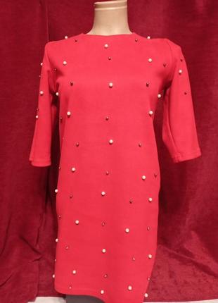 Красное платье с бусинками