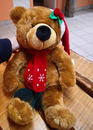 М'яка іграшка ведмедик коричневого кольору в шапці з шарфом