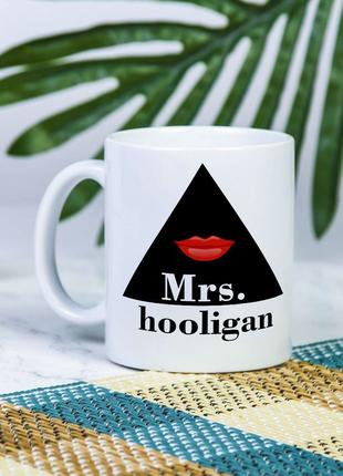 Белая чашка на подарок с надписью для влюбленных "Mrs hooligan...