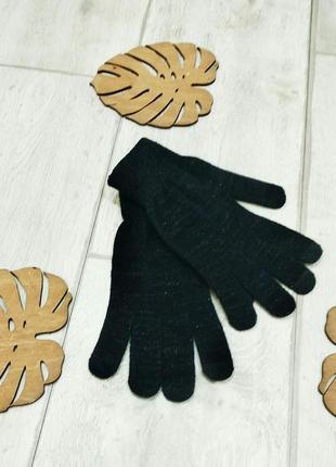 Перчатки женские трикотажные, черного цвета с люрексовой нитью.