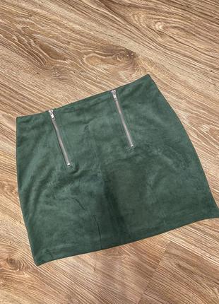 Зеленая вельветовая юбка